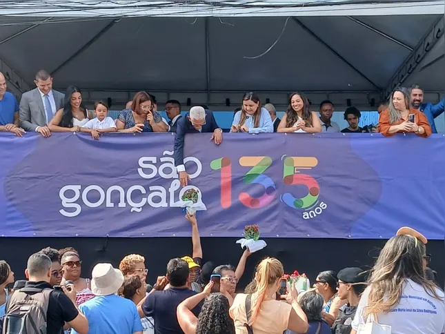 O prefeito Capitão Nelson recebeu flores de presente da população
