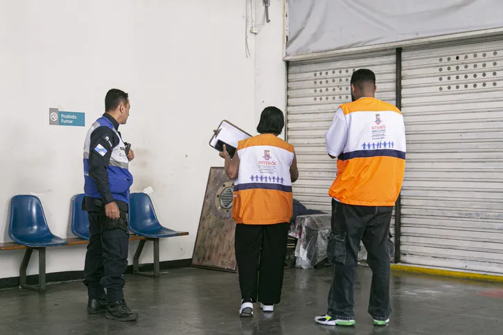 Profissionais da Assistência Social da Prefeitura de Niterói estiveram no local na manhã desta quarta-feira (14)