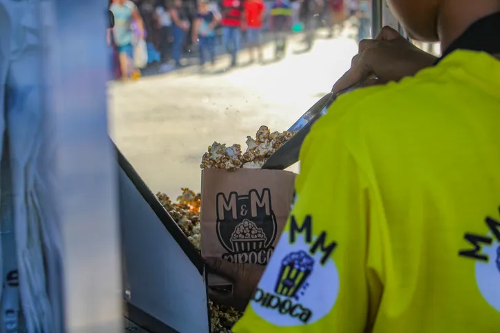 Barraca de pipoca funciona de segunda a sábado em frente ao Trade Center Alcântara, o Prédio do Relógio