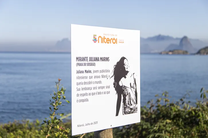 Placa em homenagem a Juliana Marins, moradora de Niterói