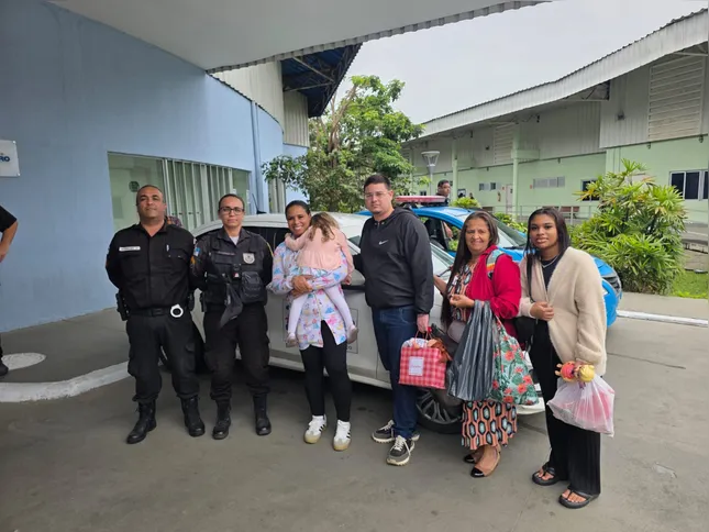 Acompanhada da avó materna e do pai, a criança chegou a passar pelo CTI pediátrico do HEAT (Hospital Estadual Alberto Torres), em São Gonçalo.