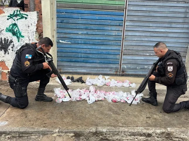 Todos os envolvidos e o material fruto da apreensão foram encaminhados à 82ªDP (Maricá)