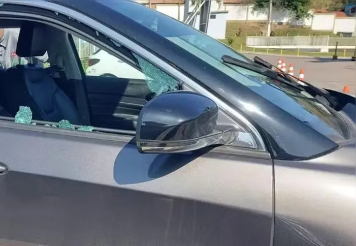 O carro do grego foi atingido por tiros