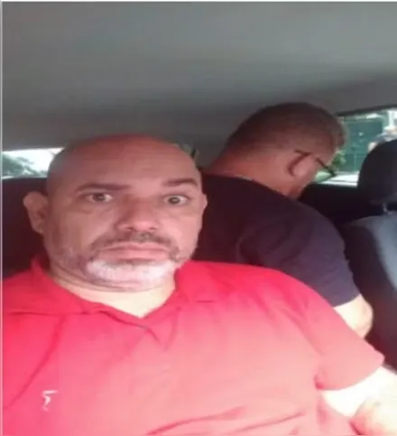 A quebra de sigilo telemático relevaram uma fotos de Eduardo Sobreira (camisa vermelha) e Cezar Daniel Mondego (camisa preta) durante monitoramento da vítima
