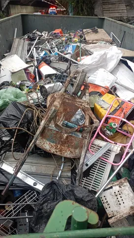 Materiais encontrados no ferro-velho irregular