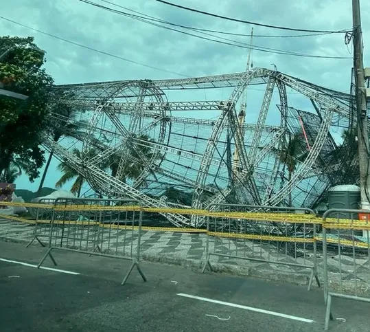 A árvore caiu na orla de São Francisco, em Niterói, em dezembro do ano passado