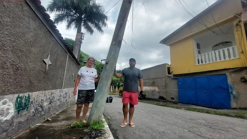 Os vizinhos Helton e Vilma vivem diariamente com a insegurança de uma possível queda do poste