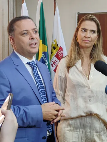 Rodrigo Neves e Isabel Swan dão entrevista coletiva após a cerimônia