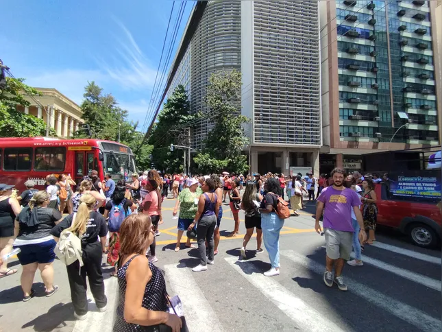 Os protestos começaram no início da manhã, por volta das 11h