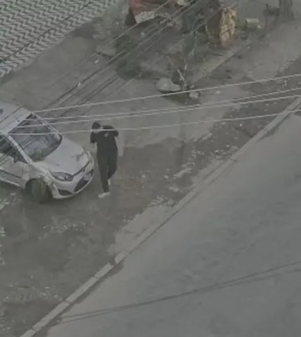 Imagens de câmeras de segurança registraram o homem apenas conferindo seu carro