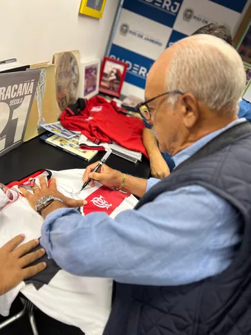 Imagem ilustrativa da imagem Recordista de jogos pelo Flamengo, Junior visita Museu da Suderj e fala da carreira em podcast