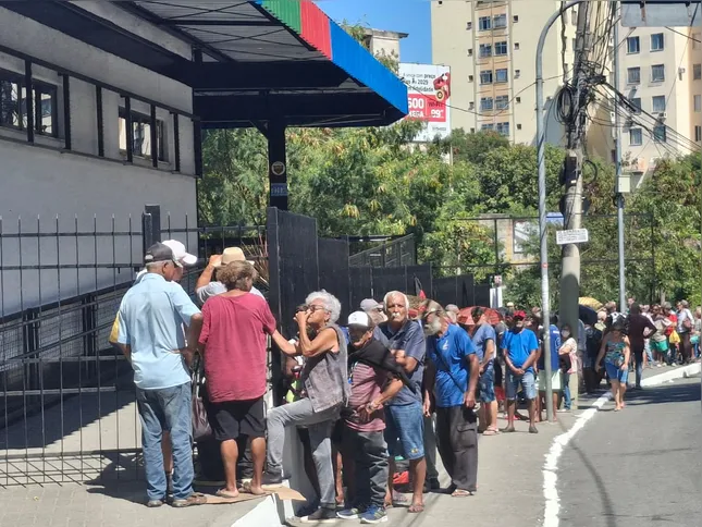 As amizades geralmente começam na fila, que já está lotada desde o início do dia