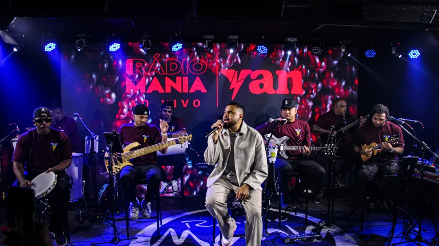 an aproveitou a passagem por Niterói, para visitar os estúdios da Rádio Mania, e conversou com a equipe do jornal O São Gonçalo