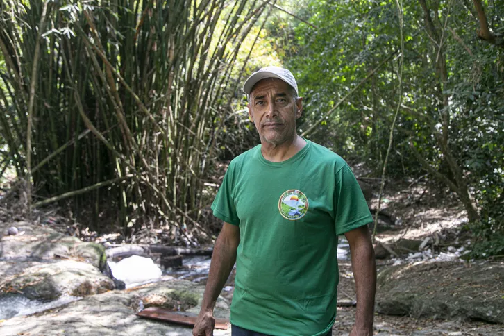 Roberto, fundador do projeto, explica os impactos da poluição no Rio Sapê e a mobilização da comunidade pela recuperação do espaço