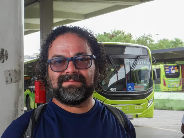 Marcelo Felipe passa 2 horas no ônibus