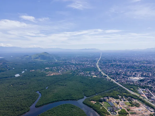 Imagem a partir da Praia das Pedrinhas, a Ilha de Itaóca, registrando a BR-101