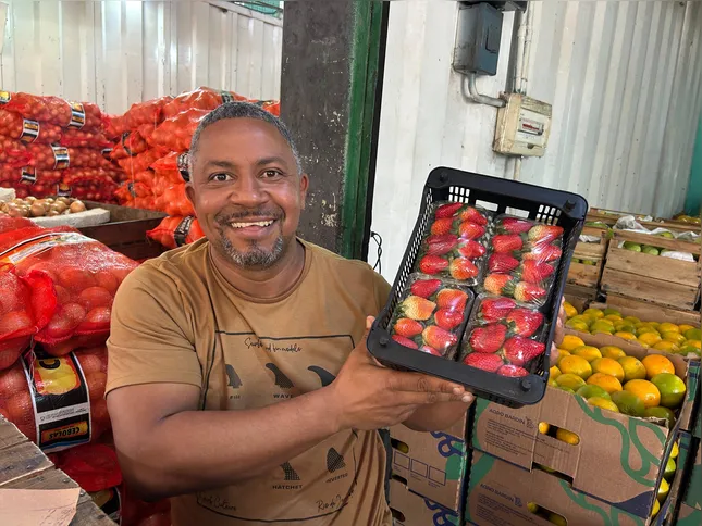 "Gugu do Ceasa" contou que, por dia, mais de 200 caixas de morango estão sendo vendidas