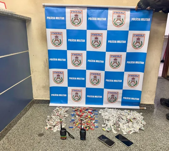 Com os criminosos, a polícia encontrou 200 cápsulas de cocaína, 135 pedras de crack, 120 invólucros de maconha, dois radiotransmissores e dois celulares