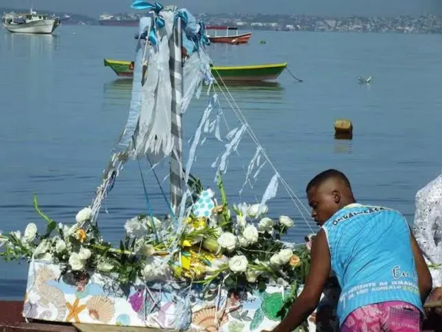 Durante a virada do ano, é comum ver barquinhos com presentes sendo colocados no mar e flores sendo arremessadas nas águas