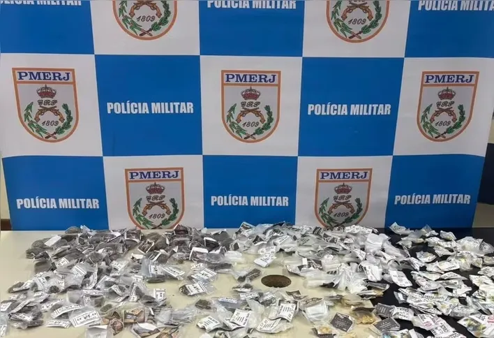Centenas de porções de cocaína, crack e maconha foram apreendidas