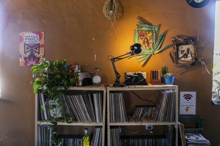 O ambiente conta com diversos disco de vinil e CD's
