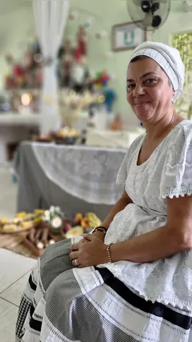 Zeladora Ástria de Xangô organiza a preparação dos saquinhos de doces para a gira da Ibejada em São Gonçalo