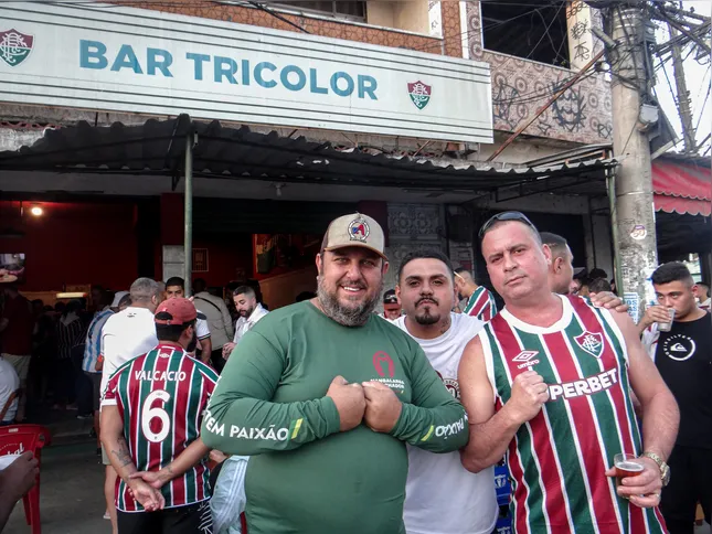 Torcedores em frente ao Bar Tricolor, onde torcida estava