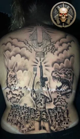 Tatuagem nas costas de Eweline Passos Rodrigues