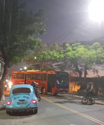 Traficantes colocaram dois ônibus atravessados na Dr.March, no bairro Tenente Jardim