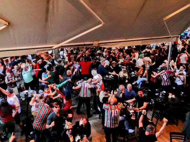 Imagem ilustrativa da imagem Tricolores fazem a festa e comemoram a classificação da equipe por bares de Niterói