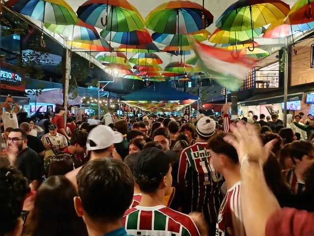 Imagem ilustrativa da imagem Tricolores fazem a festa e comemoram a classificação da equipe por bares de Niterói
