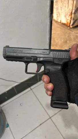 Uma pistola calibre 9mm (sem numeração), foi apreendida