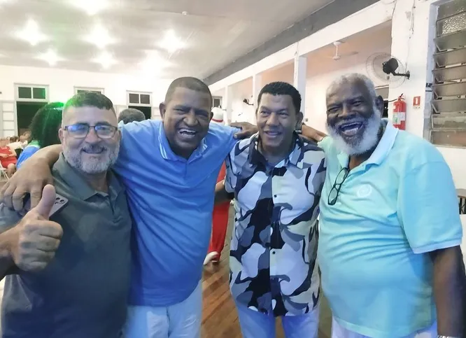 Carlos Xororó, Nego, Eraldo Caê e o compositor Mocotó em momento descontraído