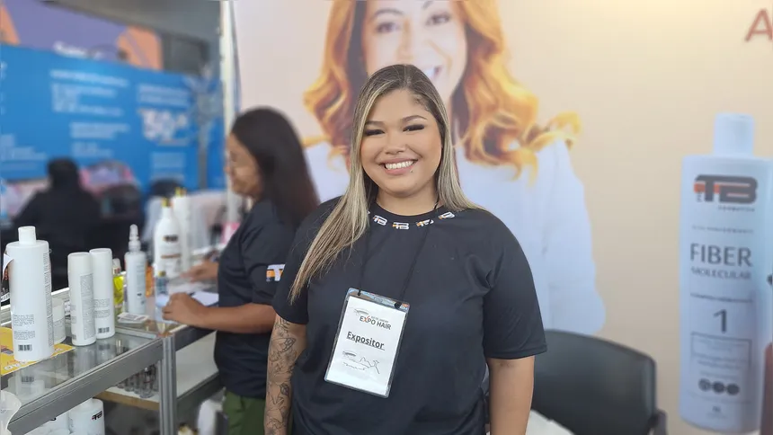 Julia Costa, auxiliar de cabeleireira do Espaço Jéssica Nunes, no Mutuá