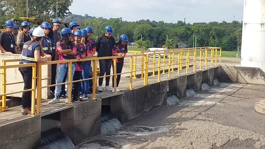 Eles participaram do Programa "De Portas Abertas" e visitaram a Estação de Tratamento de Esgoto (ETE) São Gonçalo
