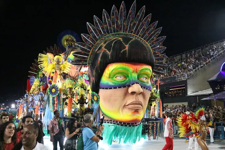 Vermelha e branca do Estácio associou luxo e grandiosidade na Sapucaí