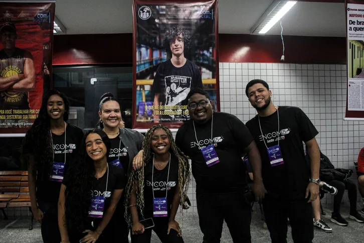 João Pedro Machado (próximo ao banner) e seu grupo conversaram com o jovem venezuelano Antônio Romero