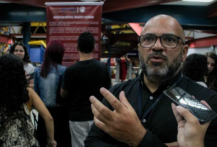 Diretor Geral do Campus Niterói, Anderson Freire prestigiou a abertura da exposição