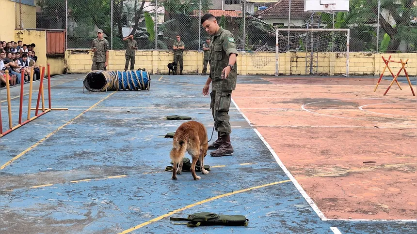 Os fuzileiros navais realizaram demonstrações do treinamento com seus cães