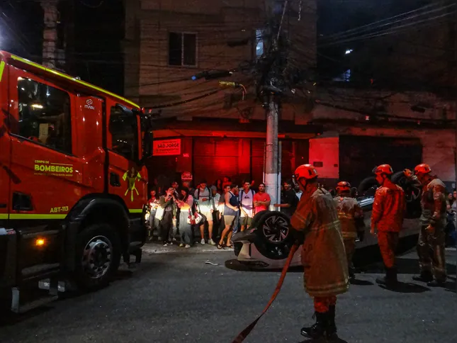 Imagem ilustrativa da imagem Veículo capota após colidir com outro carro no Centro de Niterói