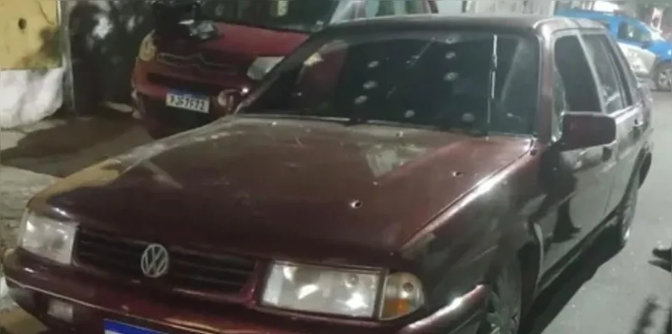 O crime aconteceu enquanto ele estava parado dentro de um VW Santana vermelho