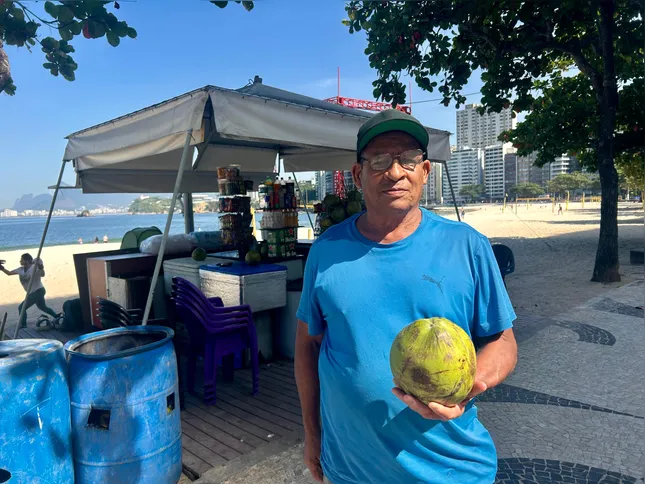 Vendedor Carlos Alberto da Silva comemora o aumento nas vendas com o movimento nas praias