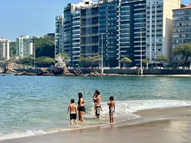 Sol forte e céu limpo atraem banhistas às praias de Niterói em pleno inverno