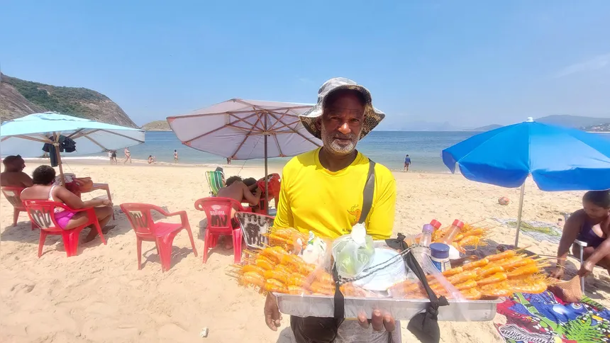 O vendedor Altair trabalha na Praia de Itaipu há sete anos