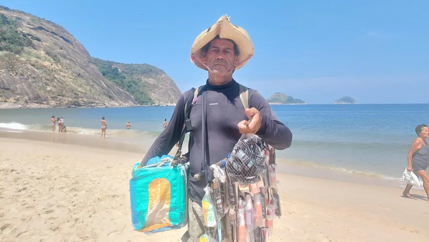 Jorge iniciou as vendas como ambulante há dois meses, e já vem conquistando os banhistas da Praia de Itaipu