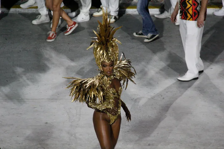 Erika Januza brilhou mais uma vez como rainha de bateria