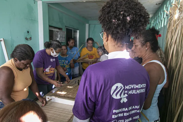 Mulheres participantes têm acesso a oficinas de artesanato