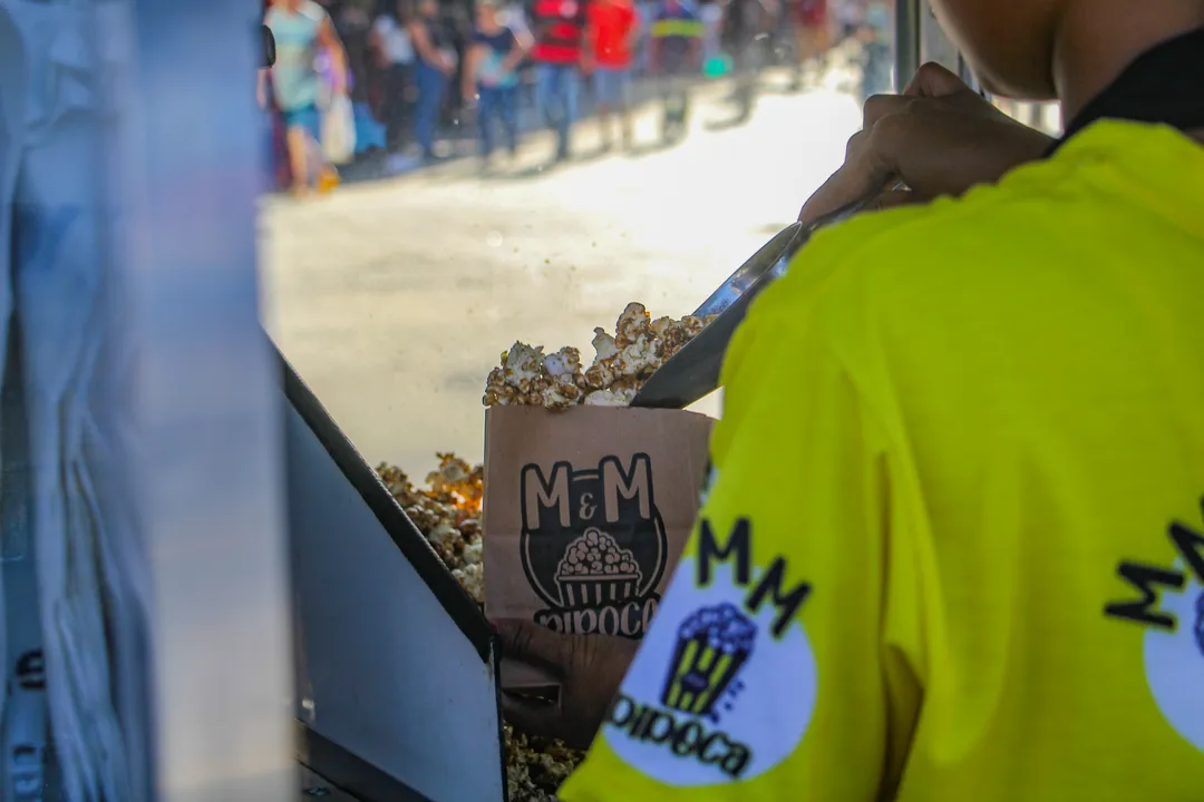 Barraca de pipoca funciona de segunda a sábado em frente ao Trade Center Alcântara, o Prédio do Relógio