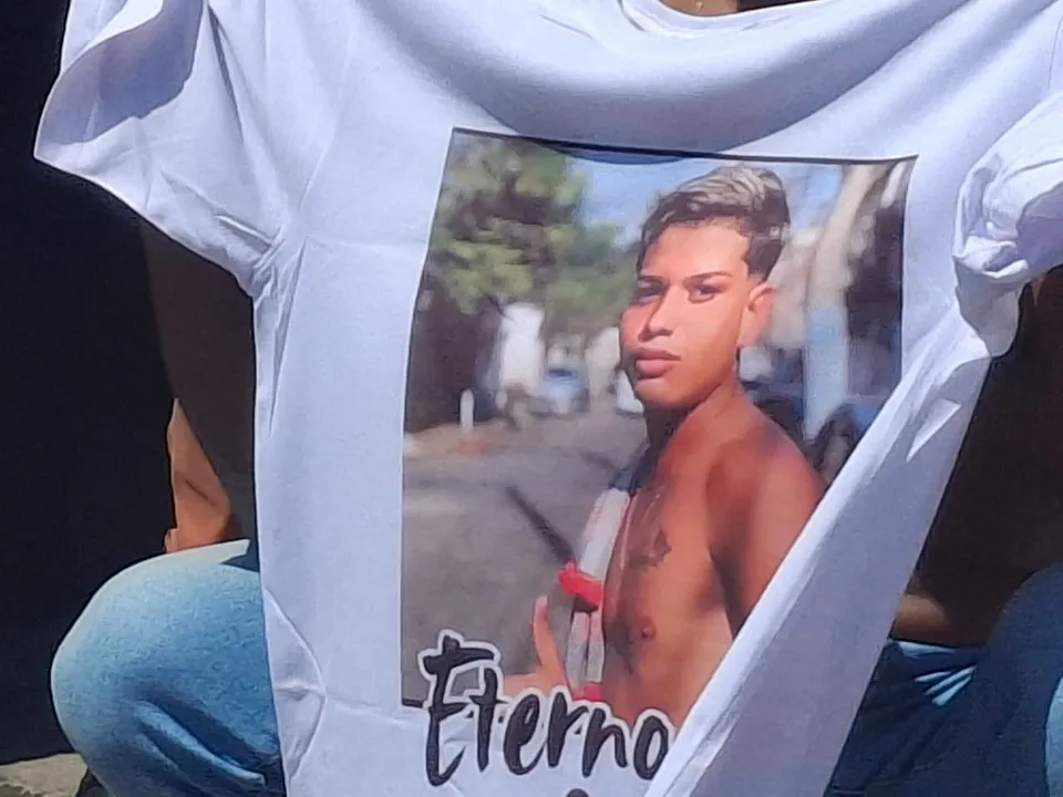 O jovem foi vítima de uma agressão violenta, que teria sido premeditada.