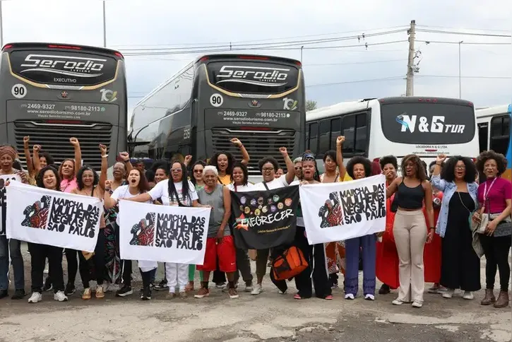 Saída dos ônibus com mulheres de São Paulo para participar da Marcha das Mulheres Negras em Brasília